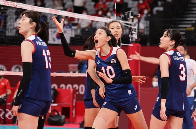 한국 여자배구 대표팀 주장 김연경의 활약이 감동을 주고 있다. 사진은 김연경이 지난 4일 열린 터키전에서 심판에게 항의하는 모습. /사진=뉴스1