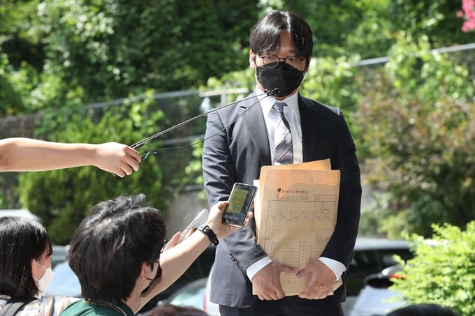 서울 서초구 반포한강공원에서 실종된 뒤 숨진 채 발견된 고 손정민씨(22) 사건과 관련해 손씨 친구 A씨 측이 악플러 273명을 6일 고소했다. 사진은 이날 서울 서초경찰서 앞에서 고소와 관련해 취재진 질문에 답하고 있는 A씨 측 법률대리인 양정근 변호사. /사진=뉴스1
