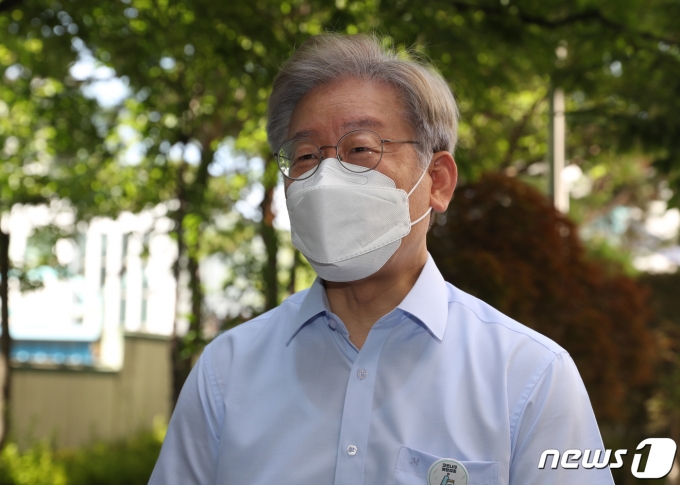 이재명 경기도지사가 6일 오전 경기도 수원시 팔달구보건소에서 아스트라제네카(AZ) 백신 2차 접종을 마친 뒤 취재진의 질문에 답하고 있다. 2021.8.6/뉴스1 © News1 김영운 기자