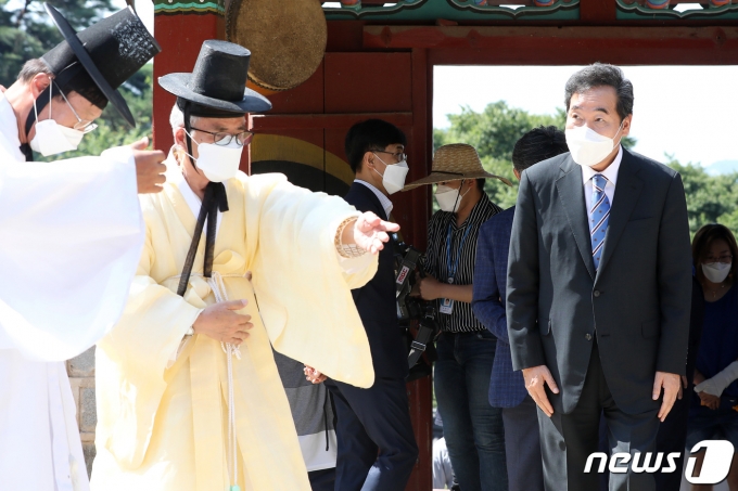이낙연 더불어민주당 대선 경선 후보가 6일 오전 경북 안동시 도산서원을 찾아 유림과 인사 나누고 있다. 2021.8.6/뉴스1 © News1 공정식 기자