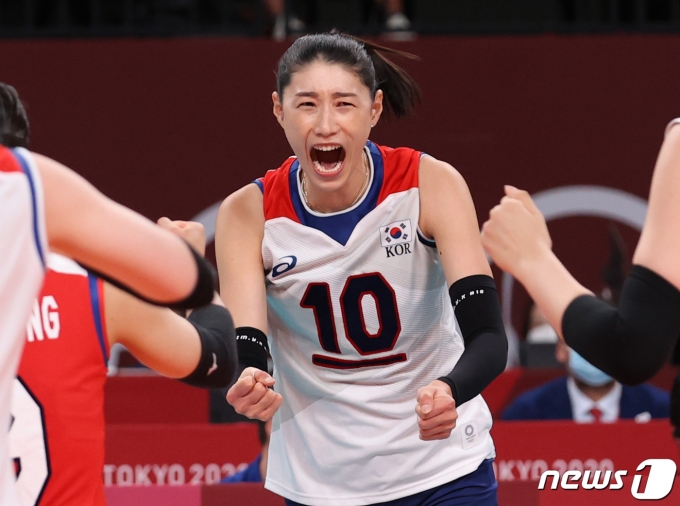 배구 김연경이 6일 오후 일본 도쿄 아리아케 아레나에서 열린 '2020 도쿄올림픽' 여자 배구 준결승 대한민국과 브라질의 경기에서 득점 성공에 환호하고 있다.2021.8.6/뉴스1 © News1 송원영 기자