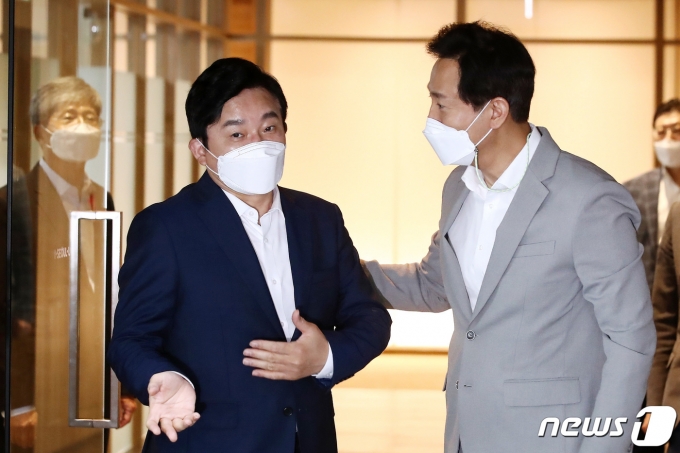 오세훈 서울시장(오른쪽)이 9일 서울 중구 서울시청을 방문한 국민의힘 대권주자인 원희룡 전 제주도지사와 면담을 마친 뒤 배웅하고 있다. 2021.8.9/뉴스1 © News1 국회사진취재단