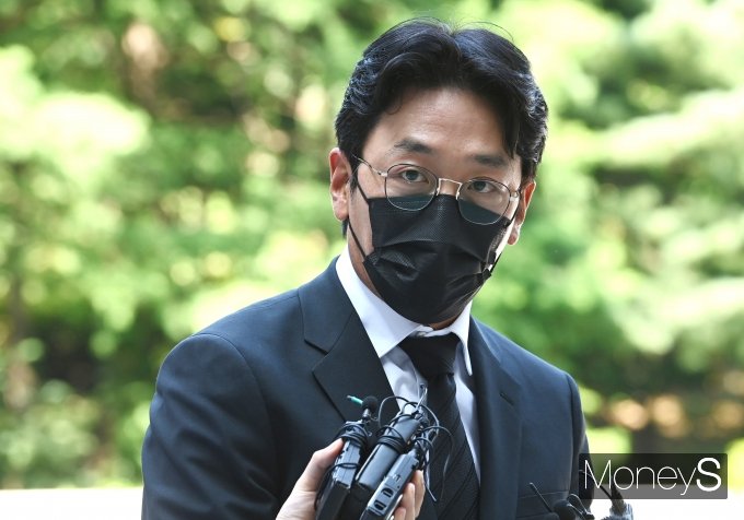프로포폴 불법 투약 혐의를 받는 배우 하정우가 10일 오전 서울 서초구 서울중앙지방법원에서 열린 첫 공판에 출석해 취재진 질문에 답하고 있다. /사진=장동규 기자