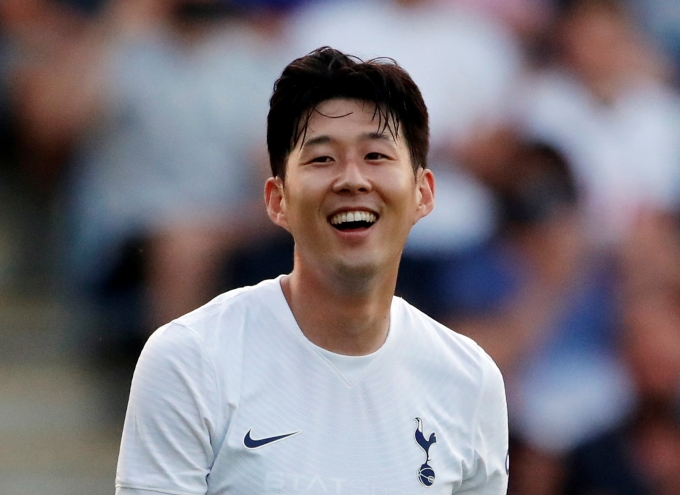 손흥민(토트넘)이 지난 11일(한국시각) 영국 스카이스포츠와의 인터뷰를 통해 올시즌 각오를 밝혔다. 사진은 지난달 21일 영국 콜체스터 잡서브 커뮤니티 경기장에서 열린 콜체스커와의 프리시즌 경기에 선발 출장한 손흥민. /사진= 로이터