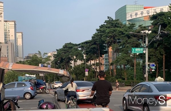 차도를 건널 때는 자전거와 비보호 좌회전 차량이 부딪힐 뻔한 경우도 있었다. 사진은  차도를 건너는 자전거들의 모습. /사진=서지은 기자