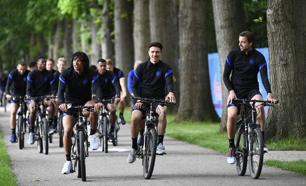 네덜란드는 자전거도로가 3만5000km로 전체 도로 길이의 25%를 차지한다.사진은 지난 6월 네덜란드 축구 국가대표팀이 자전거를 타는 모습. /사진=로이터