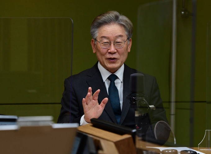 더불어민주당 경선 후보인 이재명 경기도지사가 13일 '세계 완손잡이의 날'을 맞아 "편견과 혐오를 되돌아보는 기회가 되면 좋겠다"고 말했다. / 사진제공=국회공동사진취재단