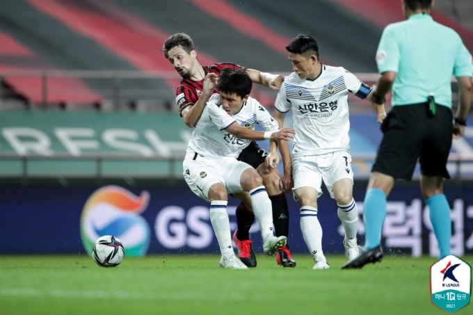 인천 유나이티드의 정혁(가운데)(한국프로축구연맹 제공)© 뉴스1