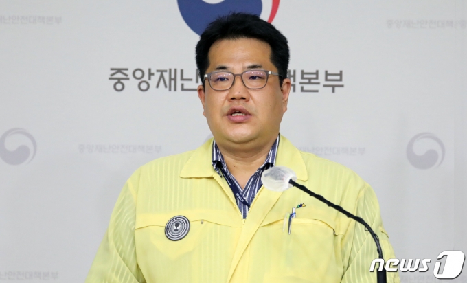 손영래 중앙사고수습본부 사회전략반장이 27일 정부세종청사 보건복지부 브리핑실에서 코로나19 중앙재난안전대책본부 브리핑을 하고 있다. 2021.7.27/뉴스1 © News1 장수영 기자