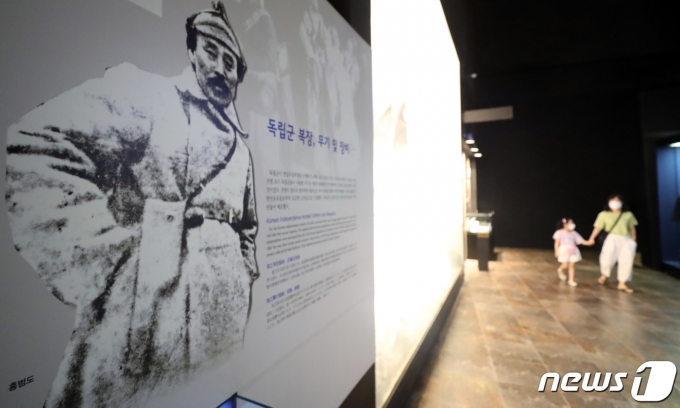 제76주년 광복절을 이틀 앞둔 13일 충남 천안시 목천읍 독립기념관을 찾은 가족단위 관람객들이 '5관 나라되찾기관'에서 홍범도 장군의 봉오동 전투 전시물을 관람하고 있다. 2021.8.13/뉴스1 © News1 장수영 기자