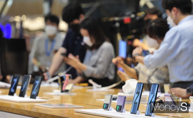 지난 12일 서울 서초구 삼성 딜라이드샵에서 시민들이 갤럭시Z폴드3와 갤럭시Z플립3를 체험하는 모습. /사진=장동규 기자