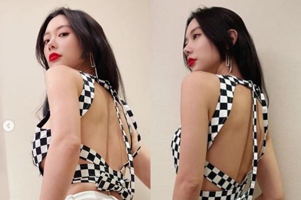 클라라의 치명적인 뒤태가 시선을 사로잡는다. /사진=클라라 인스타그램