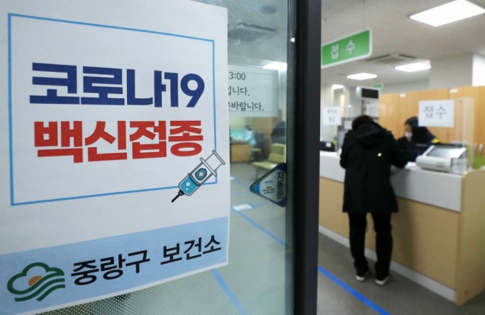 정부가 아스트라제네카 신종 코로나바이러스 감염증(코로나19) 백신 접종 연령을 잔여 백신에 한해 '30세 이상'으로 하향 조정한 것과 관련, 대한의사협회가 "이상반응(부작용) 위험이 상대적으로 높다"며 우려했다./사진=김휘선 머니투데이 기자