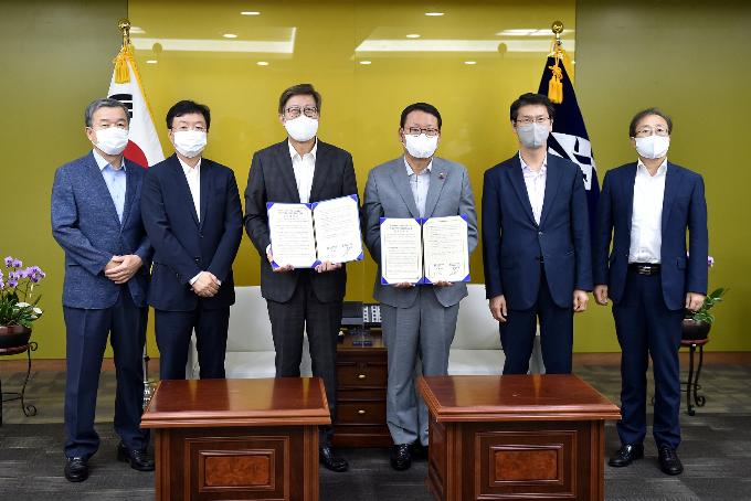 부산시와 대원플러스그룹이 황령산유원지 조성 업무협약을 체결했다./사진=부산시