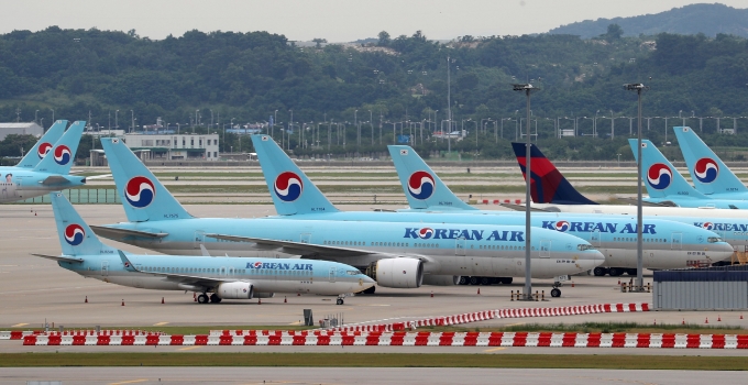 조원태 대한항공 회장이 10년 내 대형 항공기를 퇴출시키겠다는 계획을 내놨다. 사진은 인천국제공항에 주기된 대한항공 여객기. /사진=뉴시스