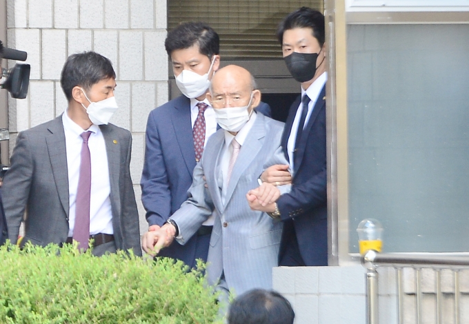 전두환(90) 전 대통령이 신촌 세브란스병원에 입원한 뒤 혈액암 일종인 다발성 골수종 진단을 받은 것으로 알려졌다. 사진은 전 전 대통령이 광주지방법원에 출석한 뒤 법원을 퇴정하고 있는 모습. /사진=정다움 뉴스1 기자