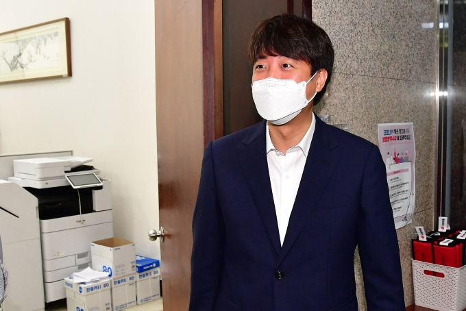 잠잠해지는 듯했던 국민의힘 이준석 대표와 윤석열 전 검찰총장 간 갈등이 '비상대책위원회(비대위) 추진설'로 다시 불붙는 분위기다./사진=뉴스1