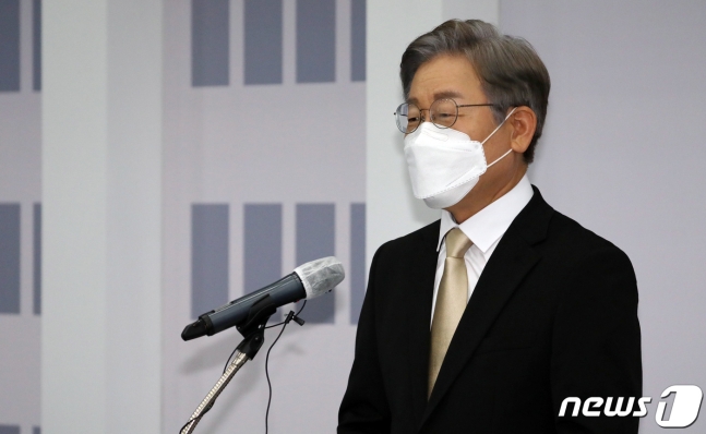 더불어민주당 대선 경선 후보인 이재명 경기지사가 22일 “문재인 정부가 만든 남북관계의 토대 위에서 새롭고 전면적인 변화를 만들어내겠다”며 ‘실용주의’를 뼈대로 한 통일·외교공약을 발표했다. 그는 북핵 문제 해결 방안으로 조건부 제재 완화와 단계적 동시행동을 제시했다. / 사진=뉴스1