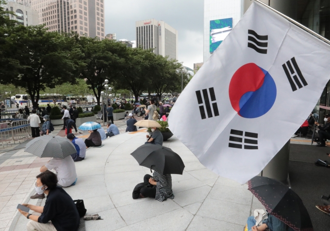 관할 구청에서 시설 폐쇄 결정이 내려진 서울 성북구 사랑제일교회가 광화문 광장에서 대변 예배를 강행한 22일 서울 광화문 일대에서 신도들이 유튜브로 예배를 드리고 있다./사진=뉴스1