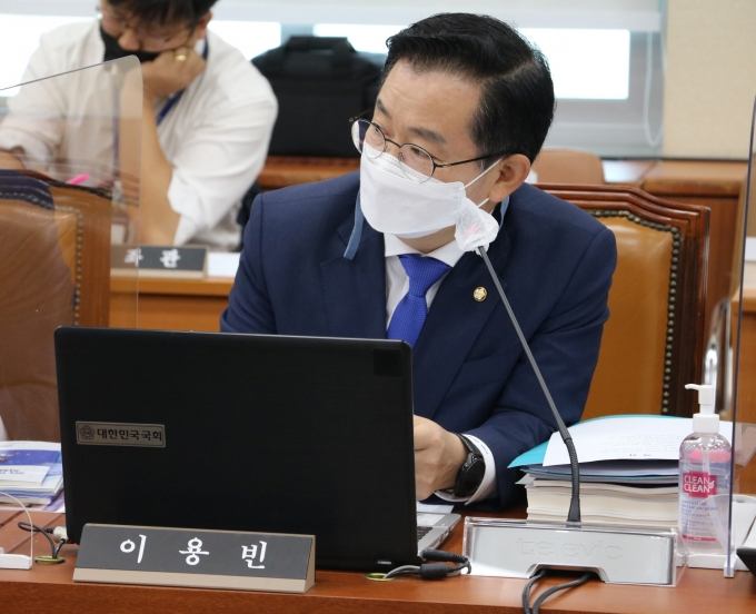 더불어민주당은 22일 루마니아 정부가 한국에 신종 코로나바이러스 감염증(코로나19) 백신을 제공한 것을 두고 비판을 쏟아낸 국민의힘을 향해 "제1야당의 편협하고 왜곡된 시각은 팬데믹 위기를 극복하는데 하등 도움이 되지 않는다"며 "국민의 생명과 건강을 담보로 정치적 셈법만 따지는 야당의 술책은 역풍을 맞을 것"이라고 맞받아쳤다./사진=뉴스1
