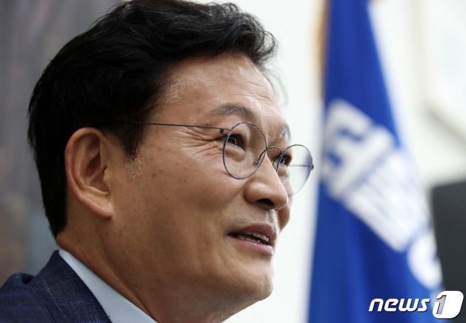 송영길 더불어민주당 대표가 22일 서울 여의도 국회 집무실에서 뉴스1과 인터뷰를 하고 있다. 2021.8.22/뉴스1 © News1 오대일 기자