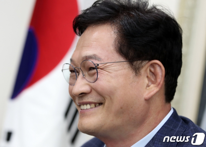 송영길 더불어민주당 대표가 22일 서울 여의도 국회 집무실에서 뉴스1과 인터뷰를 하고 있다. 2021.8.22/뉴스1 © News1 오대일 기자