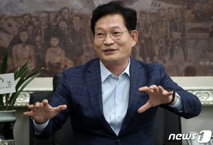 송영길 더불어민주당 대표가 22일 서울 여의도 국회 집무실에서 뉴스1과 인터뷰를 하고 있다. 2021.8.22/뉴스1 © News1 오대일 기자