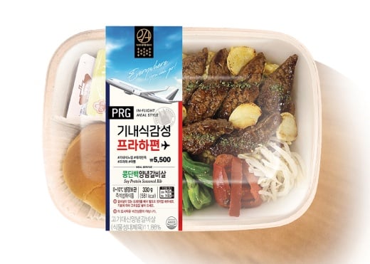이마트24가 선보인 대체육 활용 도시락 상품인 '기내식 감성 프라하편'./사진제공=이마트24