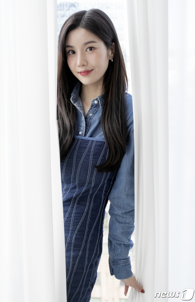 아이즈원 출신 가수 권은비가 서울 강남구 논현동 루프탑 스튜디오에서 진행된 뉴스1과의 인터뷰에 앞서 포즈를 취하고 있다. / 뉴스1 © News1 김진환 기자