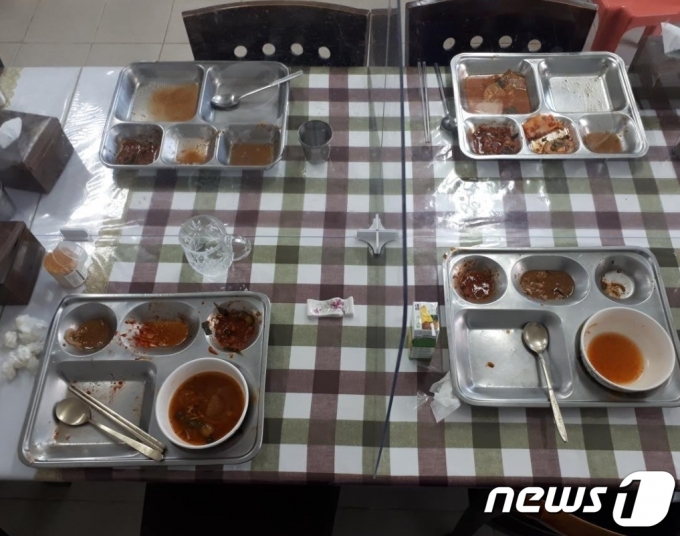 최근 소셜네트워크서비스(SNS)를 통해 군 부실 급식 폭로가 이어지는 가운데 간부들이 식사를 한 뒤 식판을 치우지 않고 있다는 주장이 제기됐다.(육대전 페이스북 캡처)© 뉴스1
