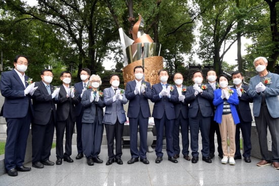 이용섭 광주광역시장이 25일 오전 광주역사공원에서 열린 4.19혁명 기념탑 제막식에 참석해 내빈들과 기념탑 제막을 한 후 기념촬영을 하고 있다./사진=광주광역시