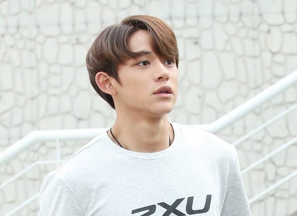 그룹 NCT 멤버 루카스가 꽃뱀 논란에 사과하고 활동중단을 예고했다. /사진=뉴스1