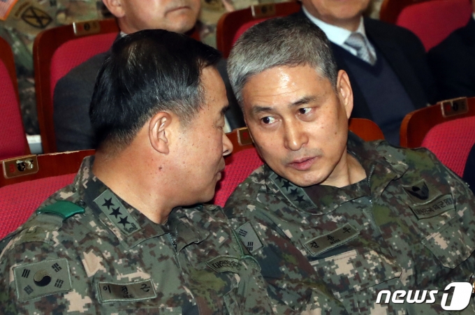 김용우 전 육군 참모총장(오른쪽)© News1 김명섭 기자