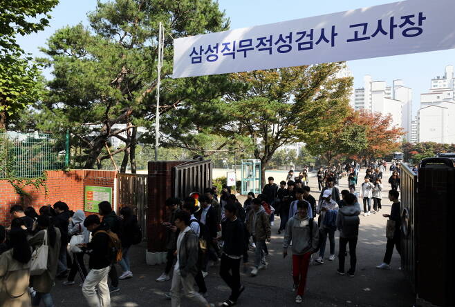 기업들의 수시채용 전환이 활발한 가운데 삼성이 공개채용을 유지하기로 했다. / 사진=뉴시스