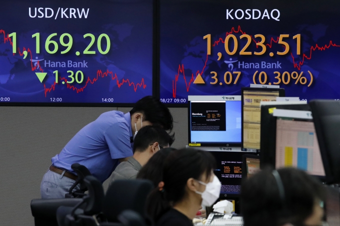 27일 오후 서울 중구 하나은행 명동점 딜링룸 전광판에 코스닥 지수가 전 거래일 대비 3.07p(0.30%) 오른 1,023.51을 나타내고 있다./사진=뉴스1 