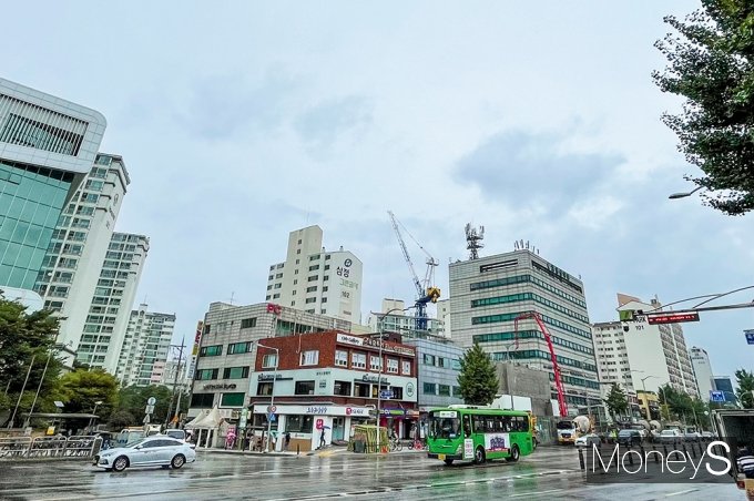 교통, 직주근접 등 이유로 신혼부부, 사회초년생 등 청년들에게 선호도가 높은 편인 서울 강서구 9호선 염창역 인근에 아파트 단지가 모여있다. /사진=강수지 기자