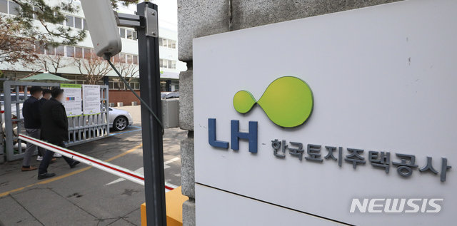 김현준 한국토지주택공사(LH) 사장은 27일 국회 국토교통위원회 전체회의에 참석해 신혼희망타운 아파트 외관에 LH 로고를 삭제하는 방안을 적극 검토하겠다고 밝혔다. /사진=뉴시스