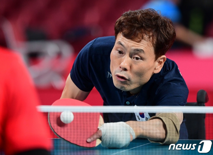 남기원이 26일 일본 도쿄 메트로폴리탄 체육관에서 열린 2020 도쿄 패럴림픽 남자 탁구 단식(MS1) 예선에서 영국 토마스 매튜스와 대결하고 있다. 2021.8.26/뉴스1 © News1 사진공동취재단