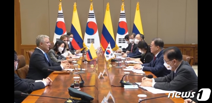 문재인 대통령이 2021년 8월 25일 청와대에서 이반 두케 마르케스 콜롬비아 대통령과 정상회담을 하는 모습. KTV 영상 갈무리. © 뉴스1