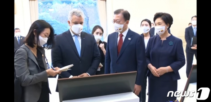 문재인 대통령과 김정숙 여사가 이반 두케 콜롬비아 대통령의 발언을 통역으로 전해듣는 모습. (왼쪽부터) 김영주 국제회의통역사, 이홍주 행정안전부 사무관, 이은진 외교부 외무행정관. 청와대 유튜브 영상 갈무리. © 뉴스1