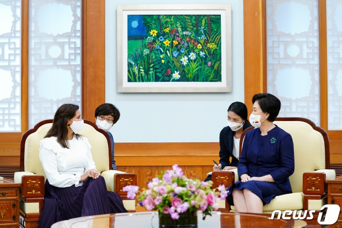 문재인 대통령의 부인 김정숙 여사가 청와대에서 국빈 방한한 이반 두케 마르케스 콜롬비아 대통령의 부인 마리아 훌리아나 루이스 산도발 여사와 환담을 나누고 있다. 각 여사의 통역을 담당한 (왼쪽부터) 김상희 국제회의통역사와 이은진 외교부 외무행정관. 2021.8.25/뉴스1 © News1 유승관 기자