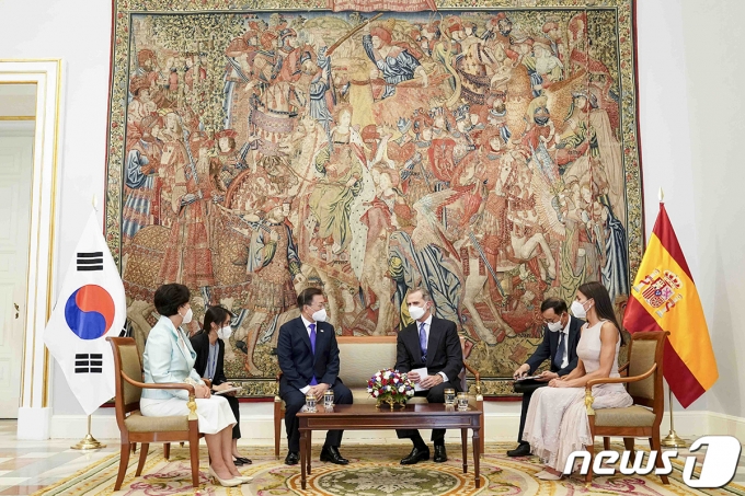 문재인 대통령이 스페인 마드리드왕궁에서 열린 공식 환영식에 참석해 펠리페 6세 국왕과 환담한 모습. 왼쪽에선 이홍주 행정안전부 사무관이 문 대통령의 통역을, 오른쪽에선 한원덕 교수가 스페인 국왕의 통역을 진행했다. (청와대 제공)2021.6.16/뉴스1