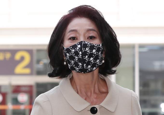 배우 김부선이 추미애 전 법무부 장관에게 '18원'을 후원했다고 밝혔다. 사진은 배우 김부선이 서울 송파구 서울동부지방법원에서 열린 첫 재판에 출석하며 발언을 하고 있는 모습./사진=뉴시스