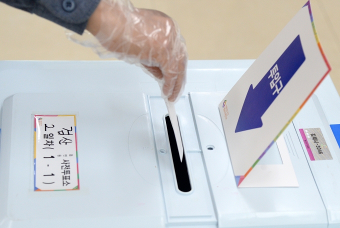 더불어민주당이 만 18세부터 공직선거 출마자격을 부여하는 내용으로 공직선거법 개정을 추진한다.사진은 전북 김제시 검산동 행정복지센터에 마련된 검산동 사전투표소에서 유권자가 투표를 하고 있는 모습./사진=뉴시스 