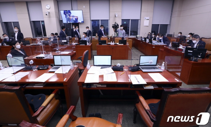 더불어민주당 의원들이 25일 서울 국회에서 열린 법제사법위원회 전체회의에서 국민의힘 의원들이 불참한 가운데 언론중재 및 피해구제 등에 관한 법률 일부개정법률안(언론중재법)개정안을 통과, 회의장을 나서고 있다. 2021.8.25/뉴스1 © News1 이동해 기자