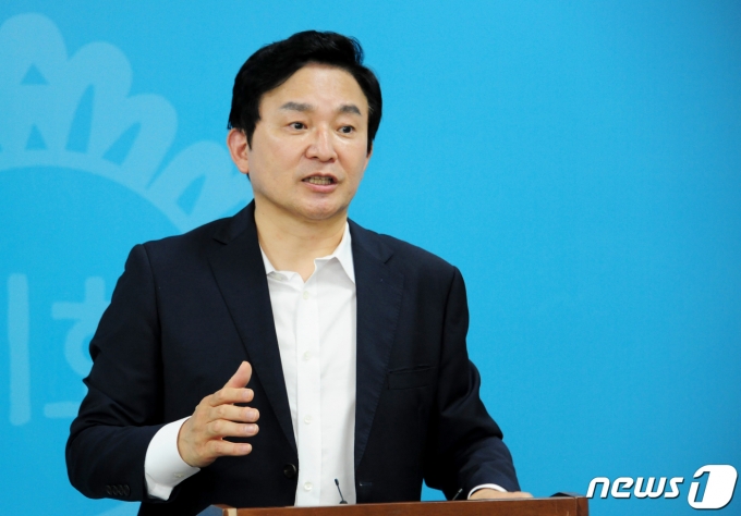 국민의힘 원희룡 대선 경선 예비후보가 26일 광주시의회 브리핑룸에서 기자회견을 열고 '호남과 동행'하겠다며 지지를 호소하고 있다. 2021.8.26/뉴스1 © News1 박준배 기자