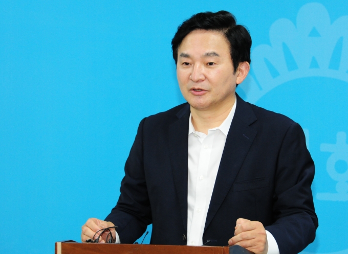 30일 국민의힘 대권주자인 원희룡 전 제주지사는 국민의힘 의원에 대한 부동산 의혹에 대해 재산 내역을 공개하겠다고 밝혔다. 사진은 국민의힘 원희룡 대선 경선 예비후보가 지난 26일 광주시의회 브리핑룸에서 기자회견을 열고 '호남과 동행'하겠다며 지지를 호소하고 있는 모습. /사진=뉴스1