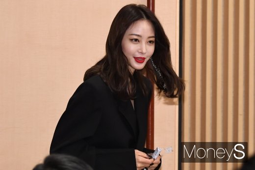 이근 대위가 배우 한예슬에게 책 선물을 보냈다. /사진=장동규 기자