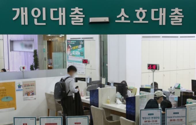 은행권 신용대출 한도를 연 소득 이내로 제한하는 조치가 가시화됨에 따라 2금융권도 신용대출 한도가 연 소득 수준으로 제한된다. 하지만 이는 2금융권에는 관행이었던 만큼 금융당국은 이보다 강력한 규제를 제시할 것으로 예상된다./사진=뉴스1