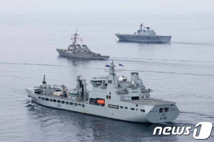 영국 해군의 '퀸 엘리자베스' 항공모함 전단이 31일 동해상에서 우리 해군과 연합훈련을 했다. 사진 앞부터 영국 해군 군수지원함 '타이드스프링', 미국 해군 구축함 '설리번' 추정 함선, 우리 해군 강습상륙함 '독도함' (영국 해군 항모전단장 트위터) © 뉴스1